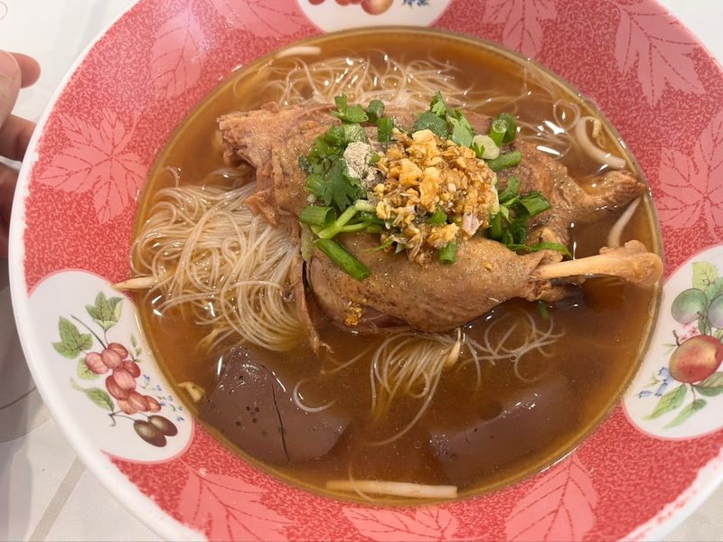 ก๋วยเตี๋ยวเป็ดตุ๋น น่องเป็ดวางบนเส้นหมี่ในน้ำซุปพะโล้ มีเลือดเป็ด กระเทียมเจียว และต้นหอม