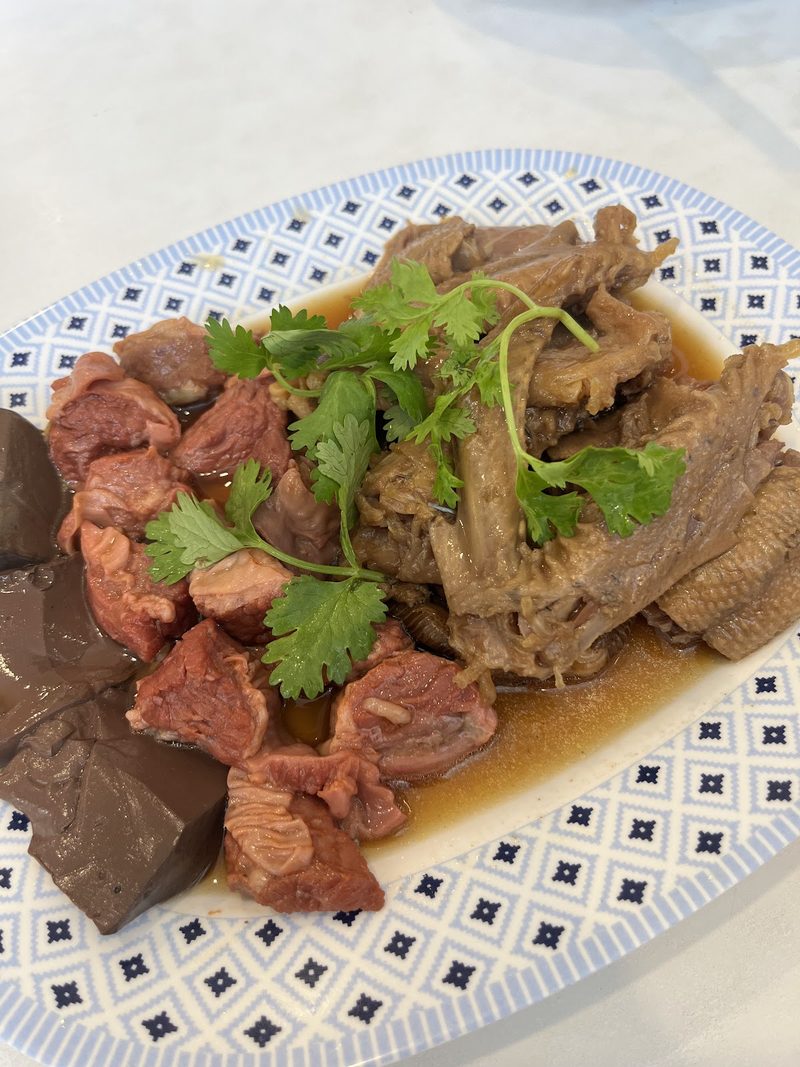 หมูตุ๋นลูกเต๋า ขาเป็ด เลือดเป็ด และผักชี