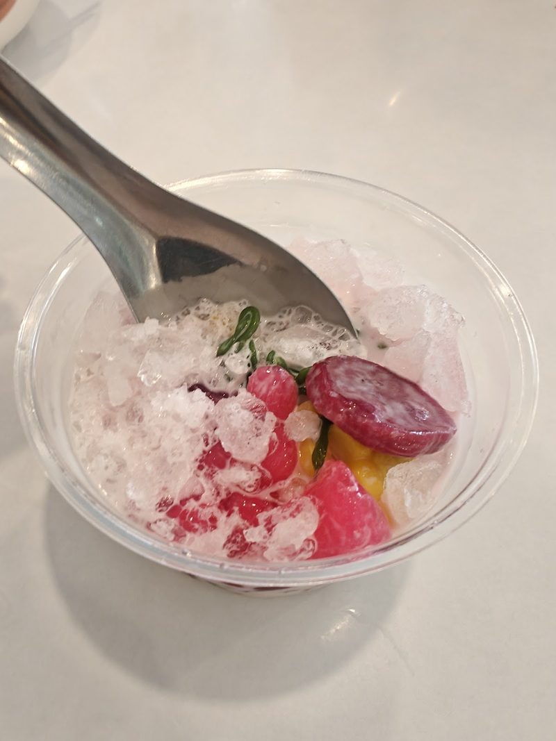 ของหวานเย็นในถ้วยใส น้ำแข็งไสกับทับทิมกรอบสีแดง